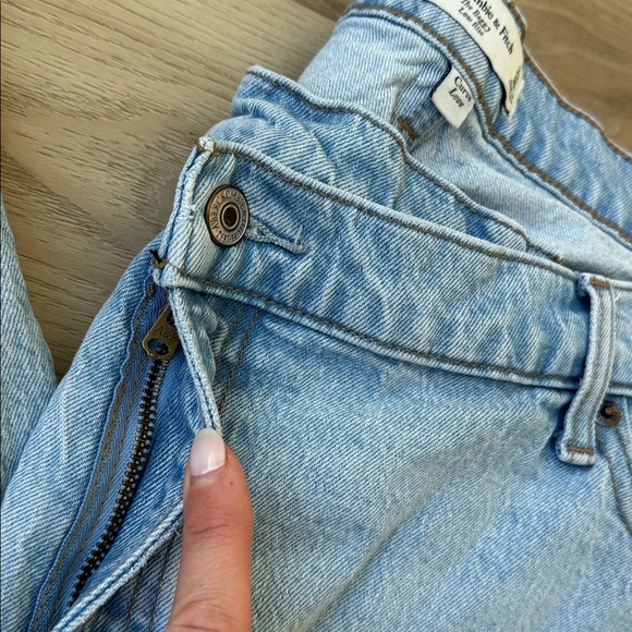 A&F - Curve Love The Baggy Low Rise Jeans - Picture 5 of 16